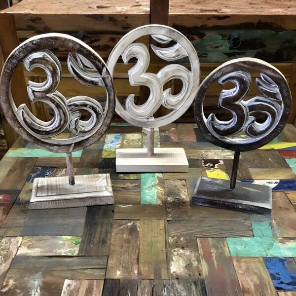 Om Symbol Stands